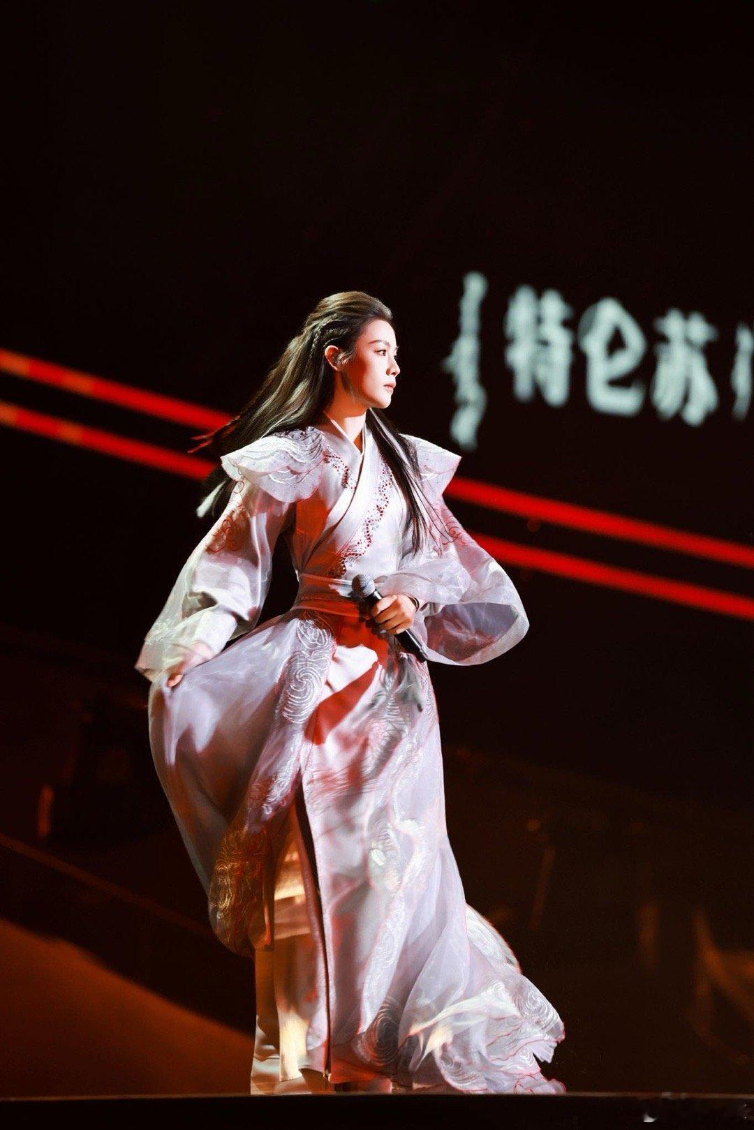 东方卫视跨年神图 东方卫视跨年太绝啦！刘宇敦煌国风、陈丽君一人三角、龚俊国漫风、