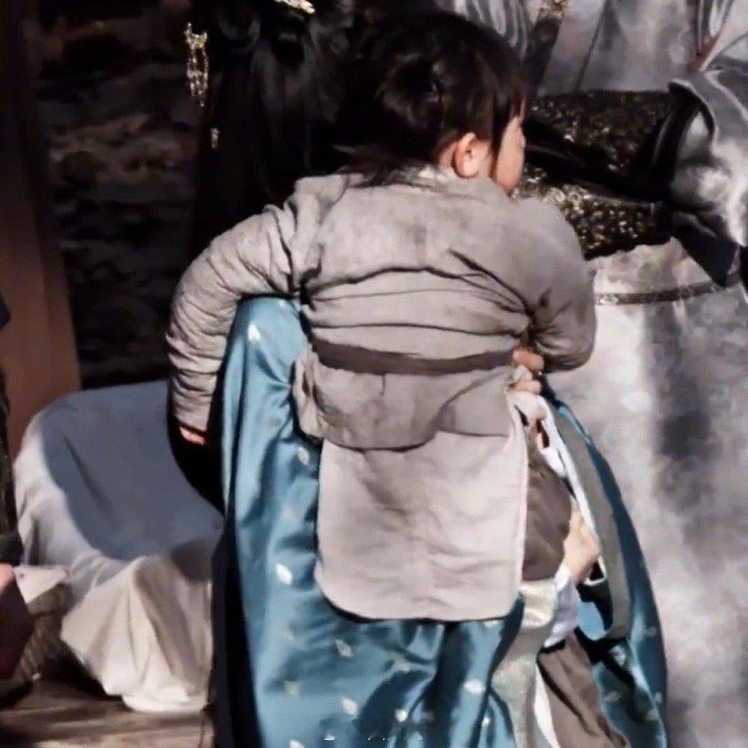 田曦薇嫁金钗抱孩子路透哦哟。看到田曦薇在电视剧《嫁金钗》的路透，又是被小田可爱到