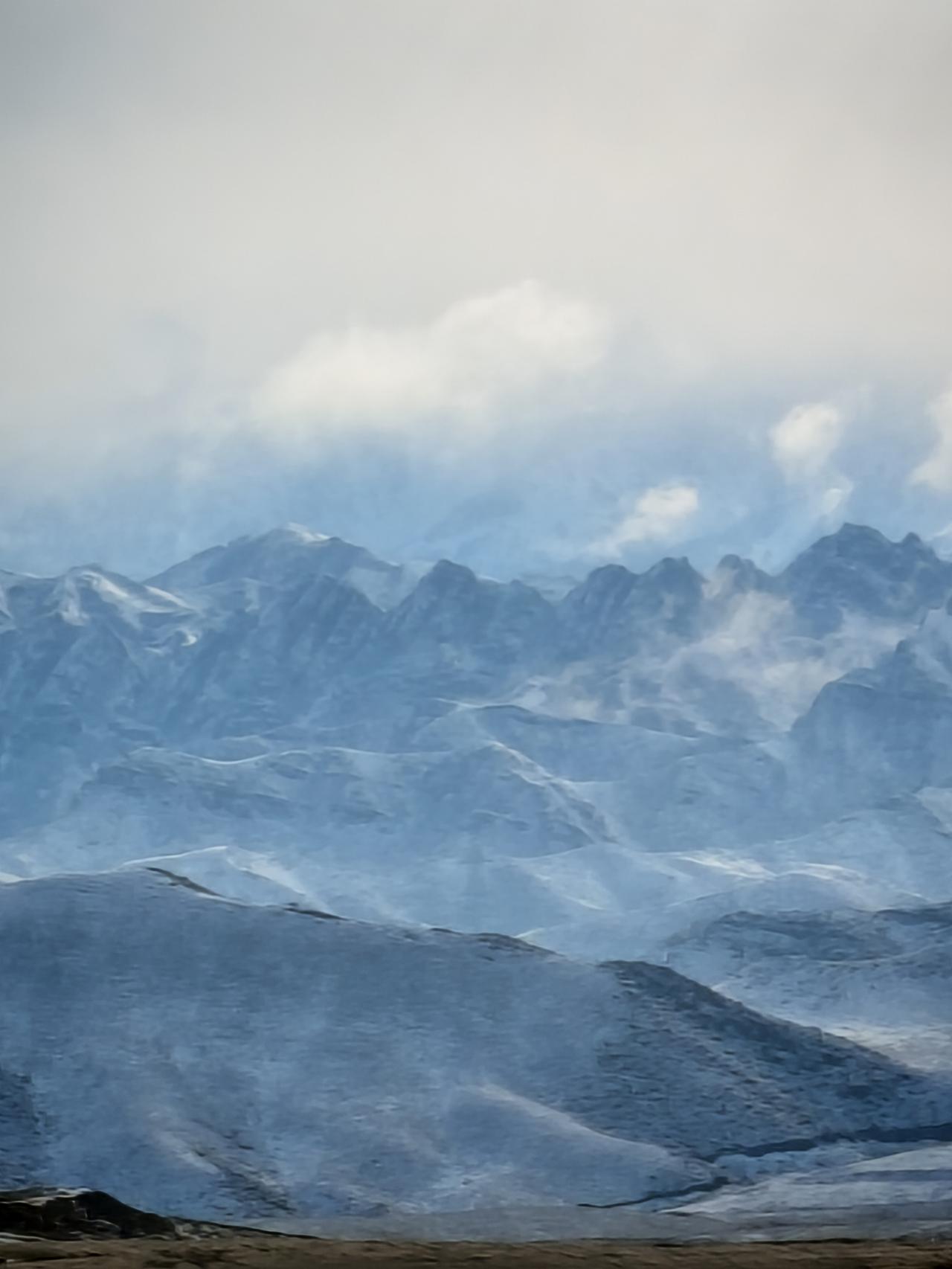 一座城池，两种风景，城南大雪纷飞，城北秋雨绵绵，这是独属大美新疆的魅力。