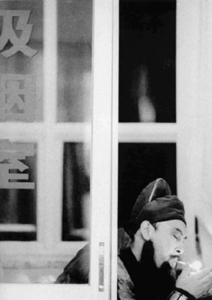 这是当年西安演员陆树铭老师，在拍摄央视版《三国演义》时的旧照，看起来依然那么威武