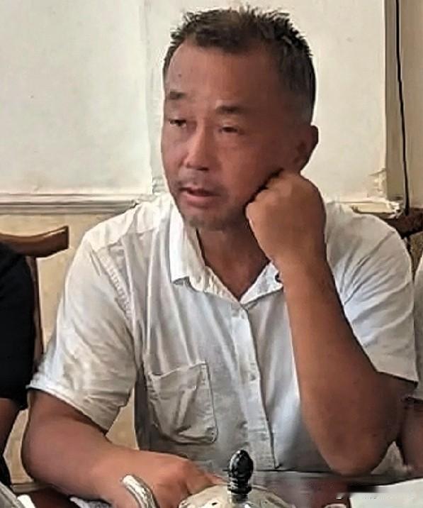 流浪文人沈巍拒绝不了被围观，自己租房就清静，但没镜头；住粉丝家宾馆，就被拍、被剪