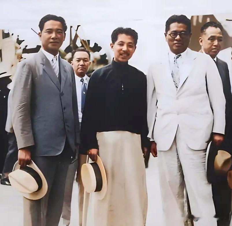 这便是他们三人年轻时候的真实模样，不是演员饰演的角色！这张老照片摄于1932年的