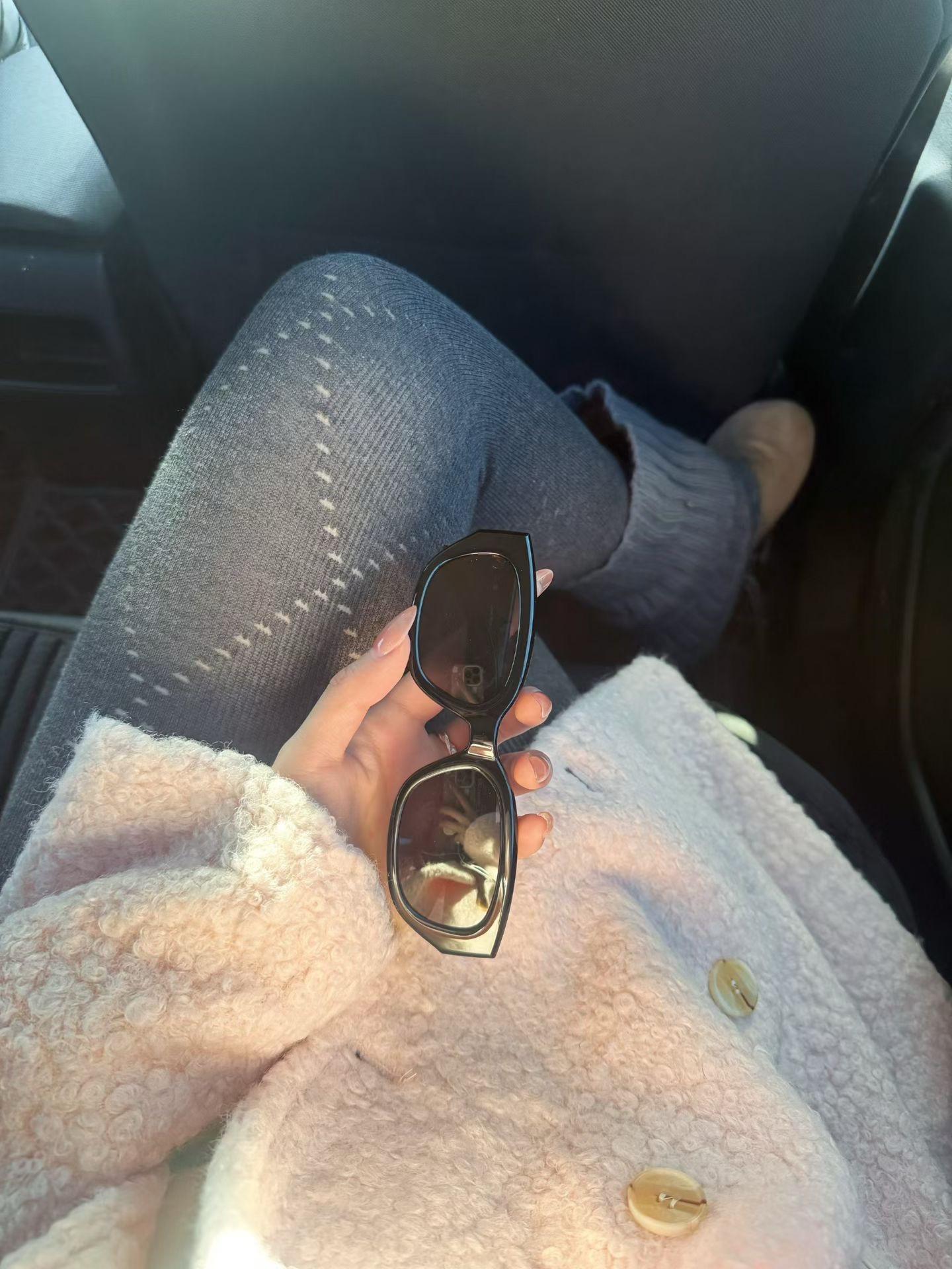 话匣子小姐的少女时代遇到了一位忙碌先生 她总是叽叽喳喳并不理解为什么人...