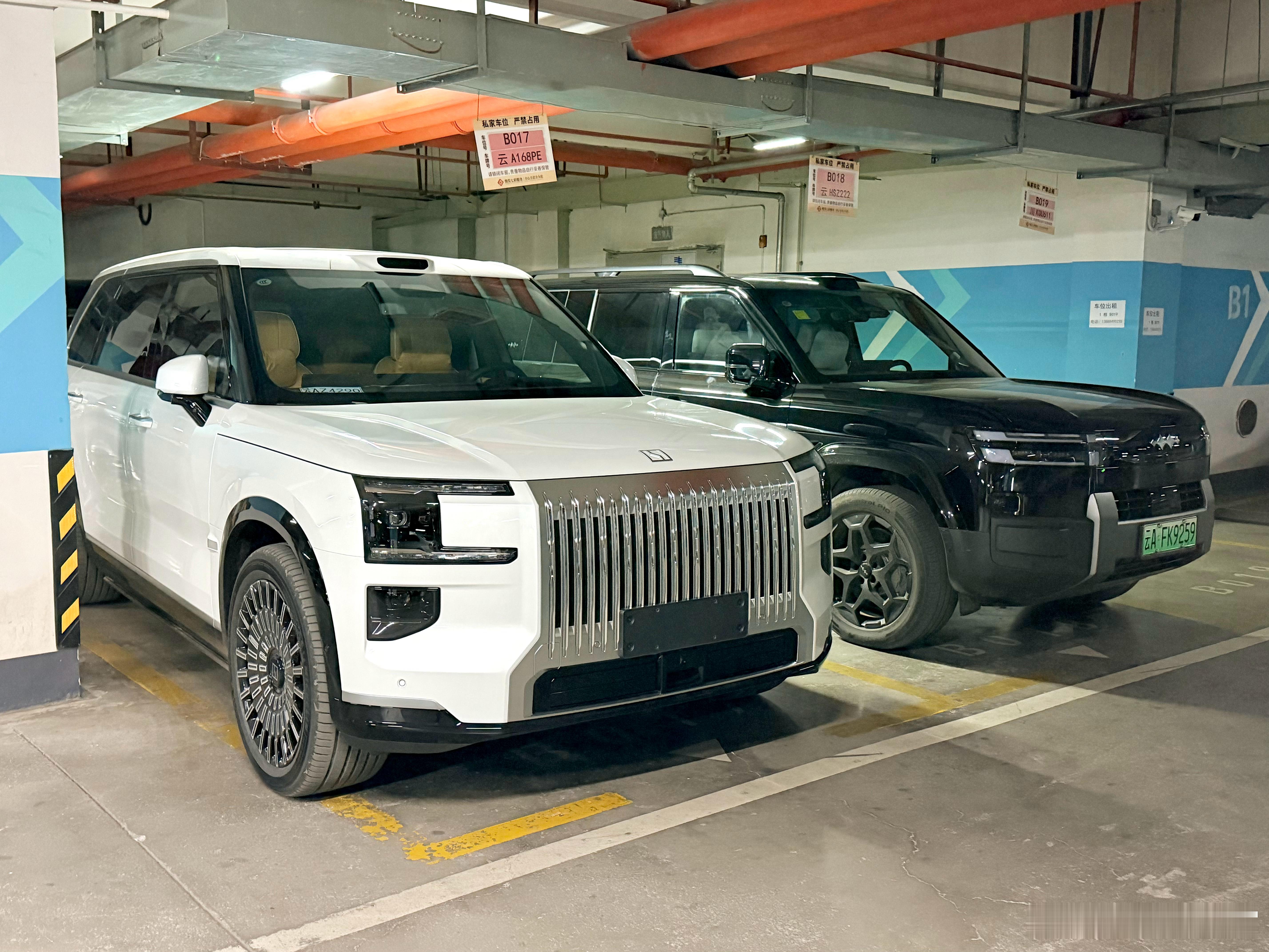 刚发现邻居买了辆极氪9X，该说不说这车气场确实可以，不过我还是更喜欢黑色版本，劳