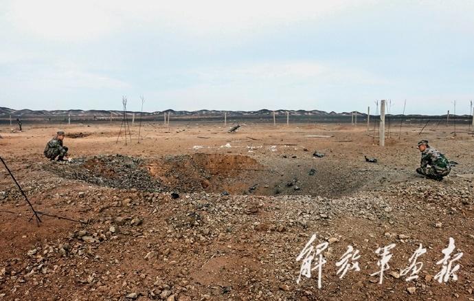 这弹坑还不够大啊，怪不得要二连发的！所谓一发挫骨，二发扬灰，管杀管埋，这才是真正