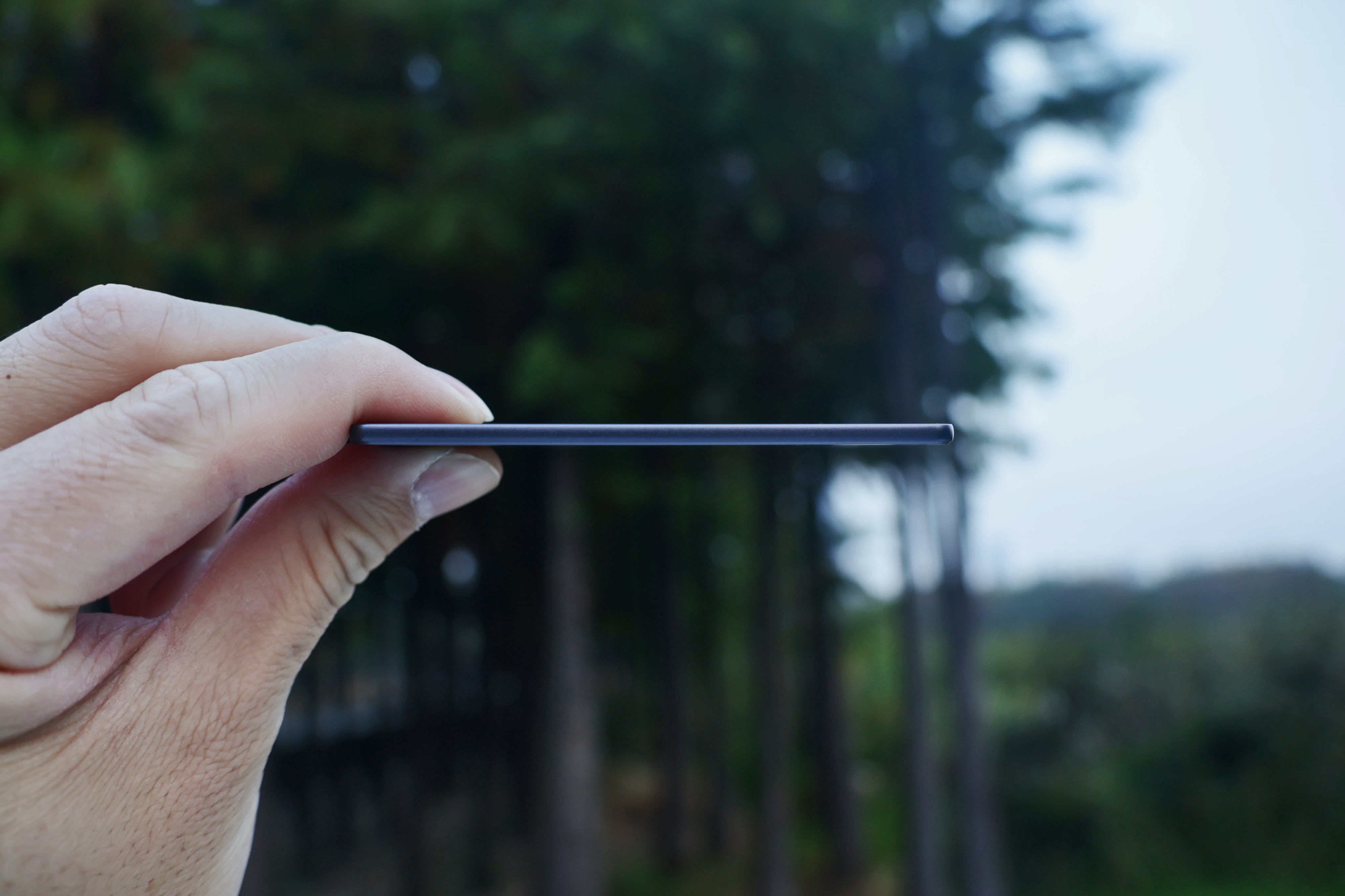 荣耀亲选KUMI AI Note，是一款专为便携设计的AI录音转写设备。采用磁吸