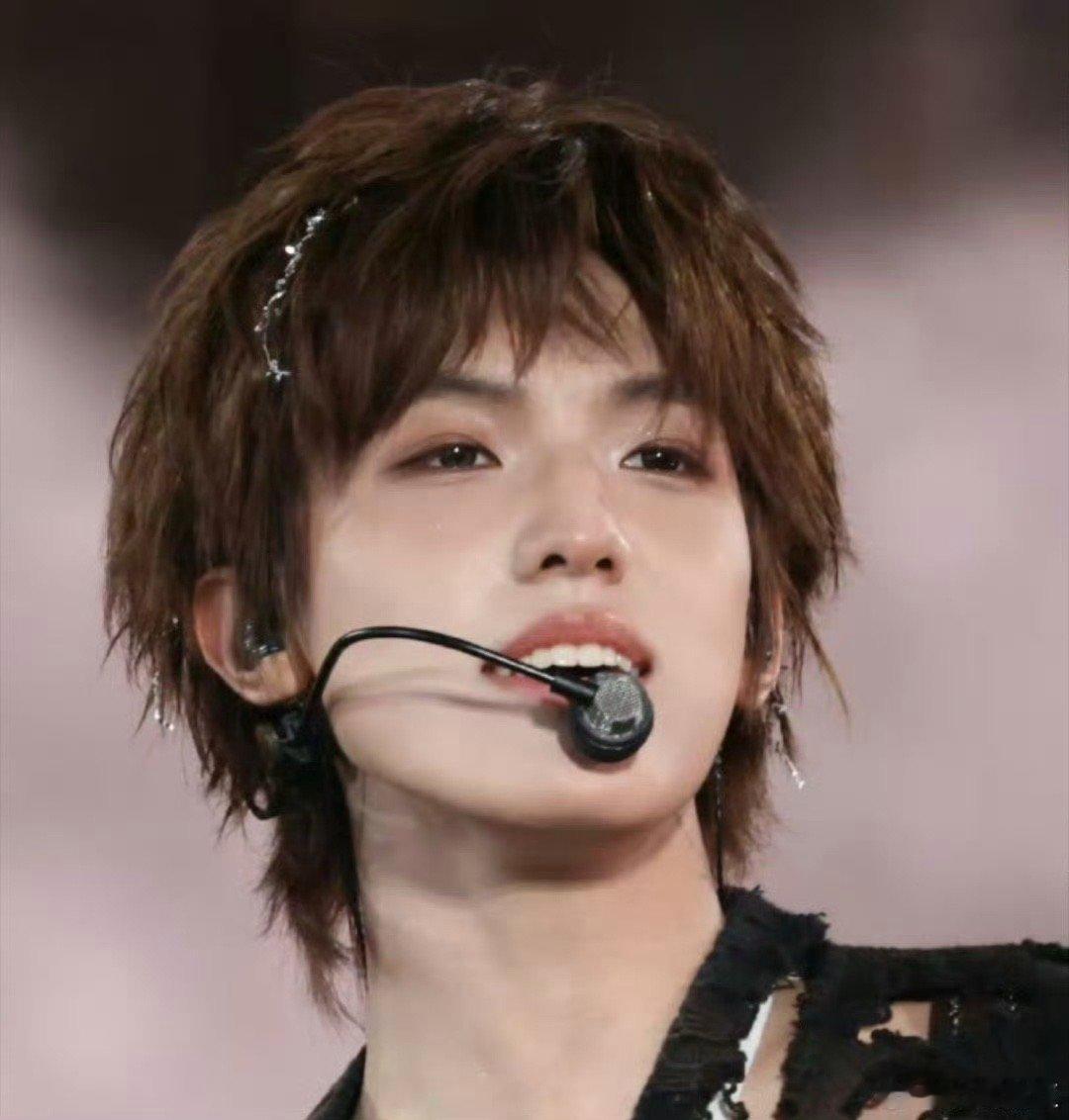 张泽禹 哥穿破布都是帅哥 对造型师没招了？不，是对张泽禹这张脸没招了！咋穿“破布