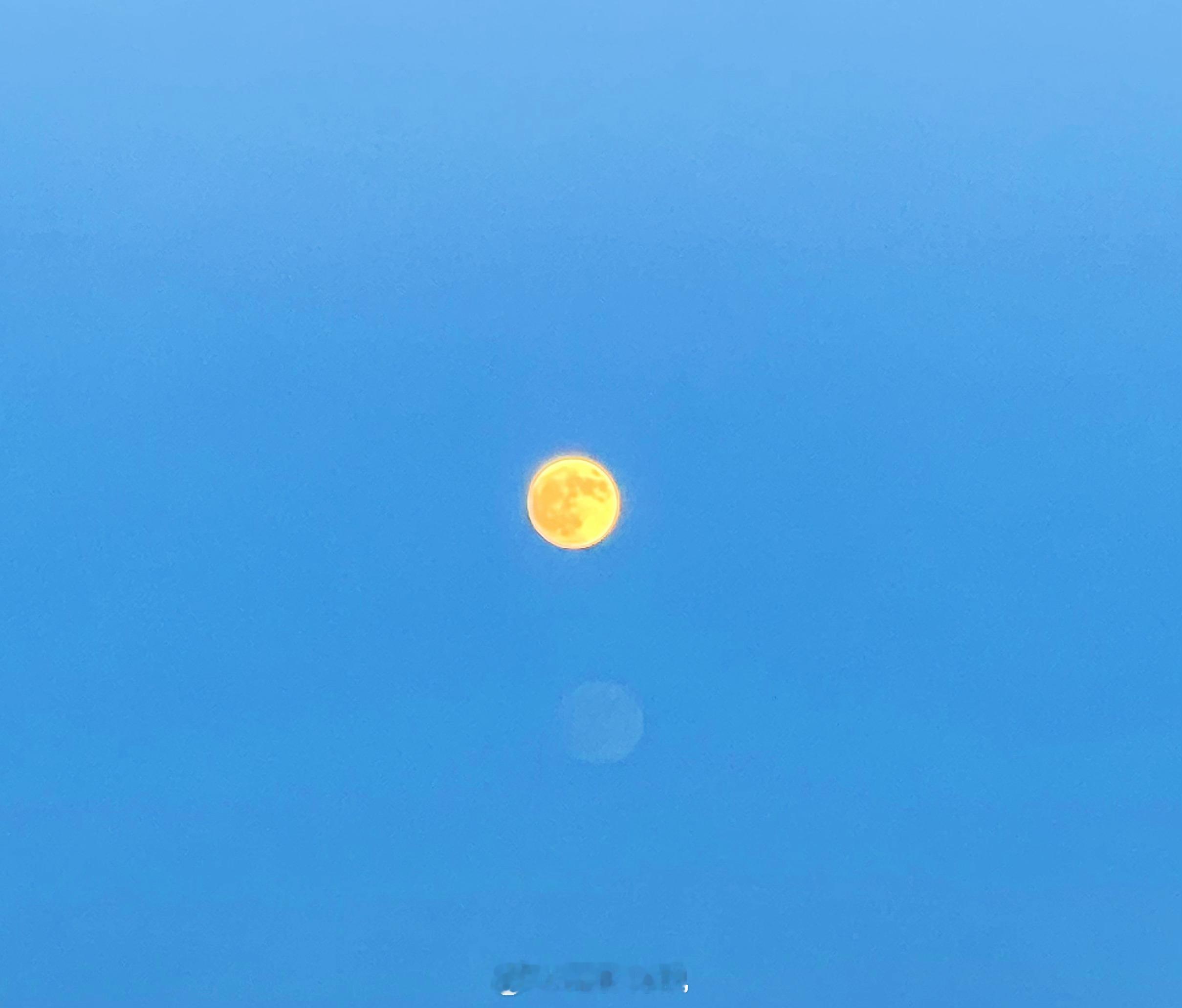手机拍的今晚的圆月，祝大家中秋快乐！[饼香人团圆] ​​​