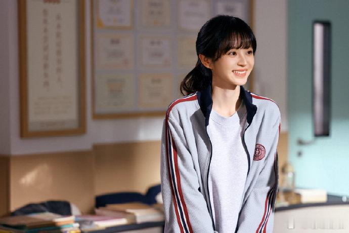 田曦薇校服照梦回黄橙子田曦薇校服照梦回黄橙子，穿校服都美成这样了田曦薇穿校服美成
