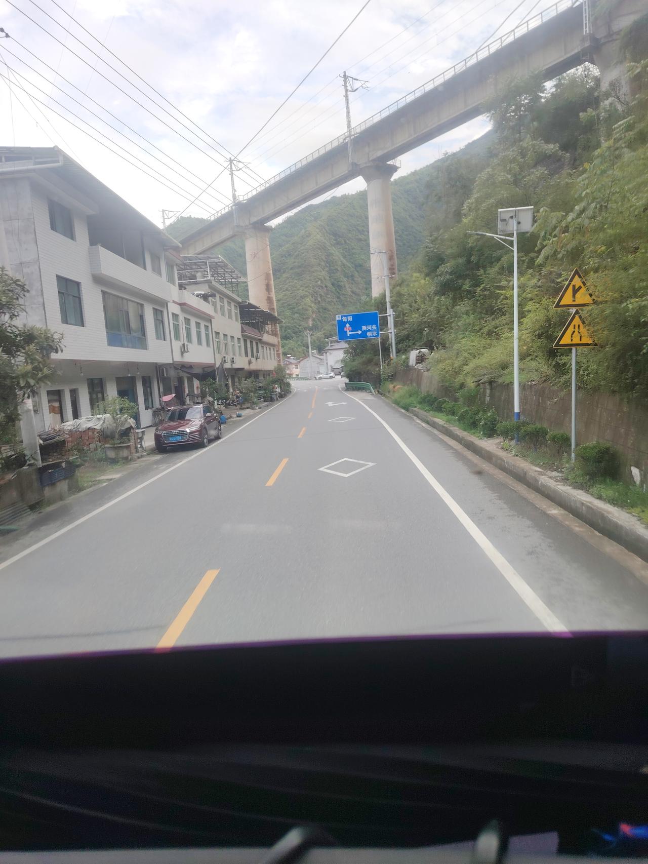 今天来到安康旬阳，这里的山路狭窄。山坡陡峭。沿河而下。非常迷人。
 
今日走进安