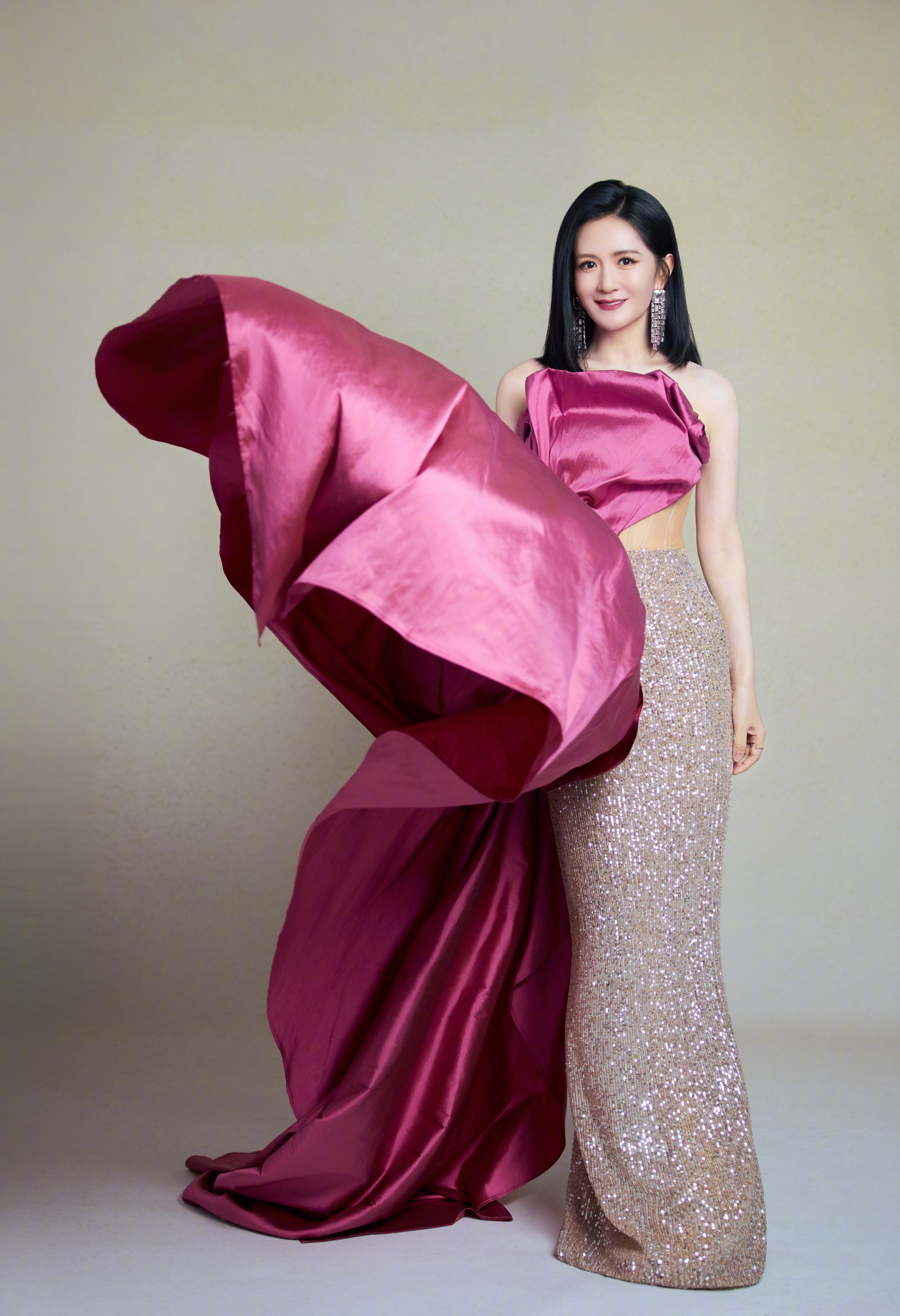 谢娜回应李小冉没法一起团建李小冉姐姐没办法和浪姐们一起在张杰鸟巢演唱会团建并艾特