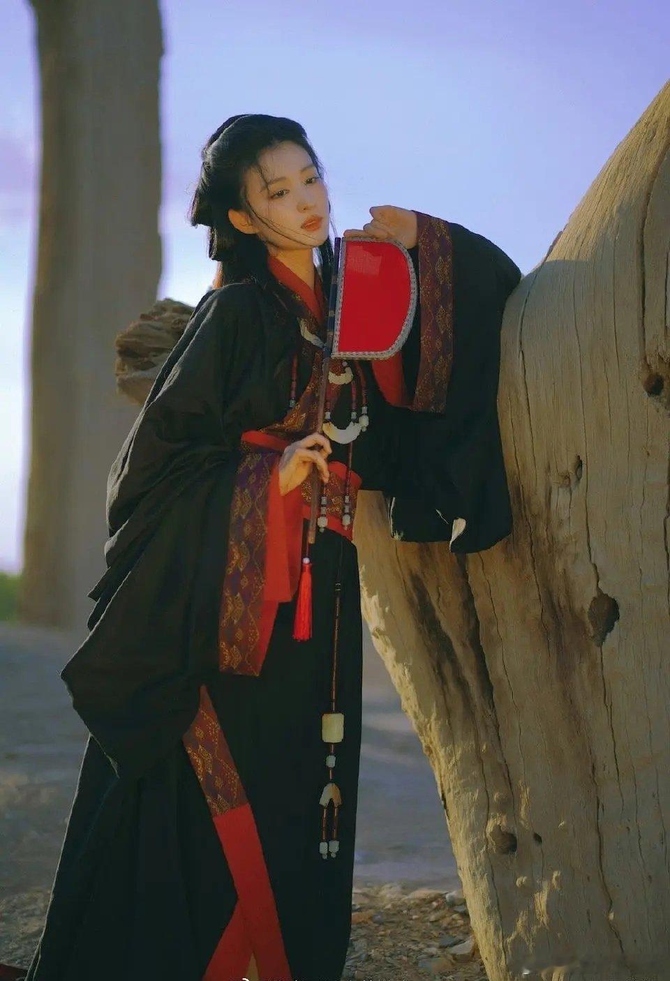 王楚然的战国袍写真真的好漂亮，感觉她的长相真的能够撑起大多数的妆造 ​​​