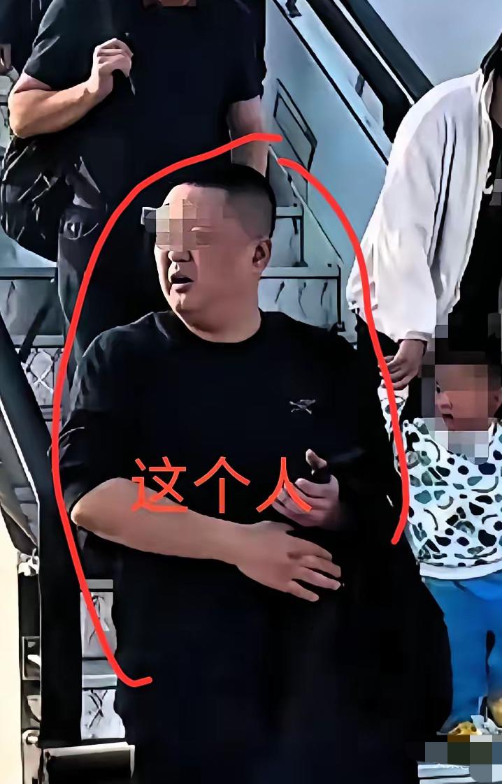 据说这就是东航飞机上逼空姐下跪的男乘客欧某，看这满脸的横肉，就不像个善茬。但这种