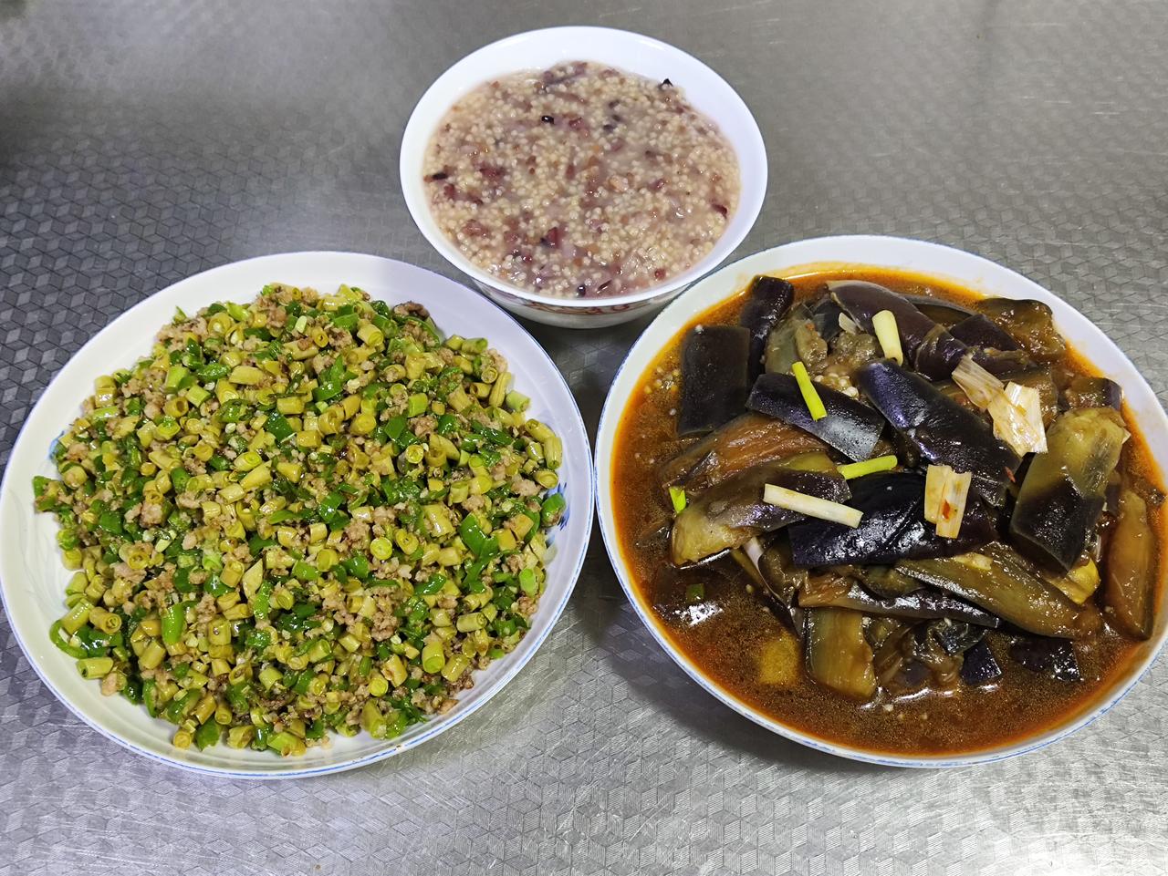 六月十二日的晚餐分享来啦！有肉末炒青椒泡豇豆，开胃又下饭；有素烧茄子，美味可口；