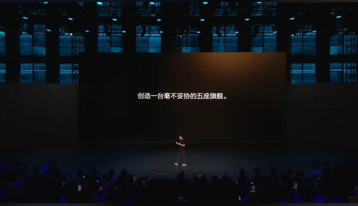 全新理想L8上市 二排体验真的远超预期，原生大五座的宽敞空间配上首创联排双零重力