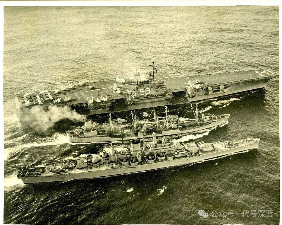 福莱斯特号航母与得梅因号重巡洋舰同框
1956年11月11日星期日，苏伊士运河危
