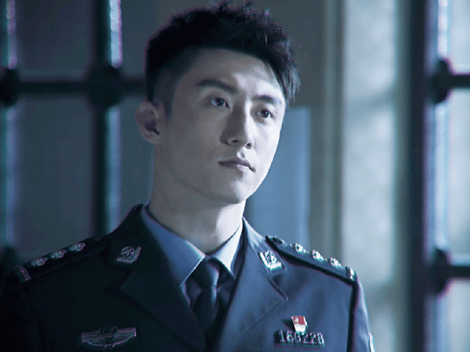 黄景瑜︱《破冰行动》︱李飞截修动图图①～③是第7集警服+黑T图④～⑥是第14集穿