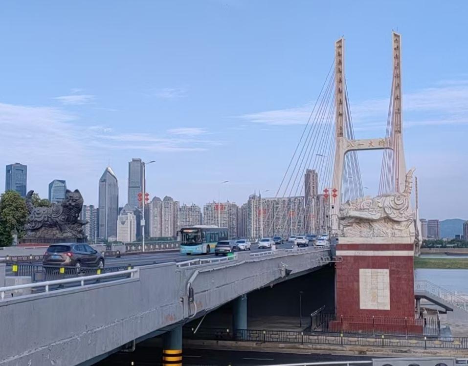 《人体的分生组织》
人体内的细胞群与细胞间质，构成了组织。
人体有四大组织：
1