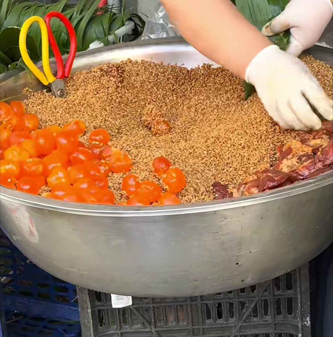 来看看阿姨包的粽子。。。 