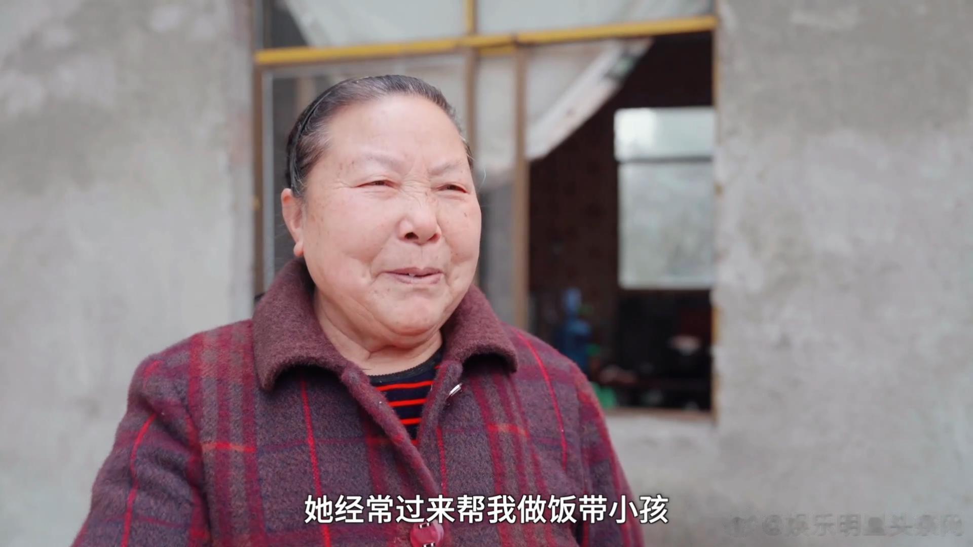  不仅仅给老人家看病，其实也是贴心的照顾到老人家的生活了呀，洗衣做饭，而且也是通