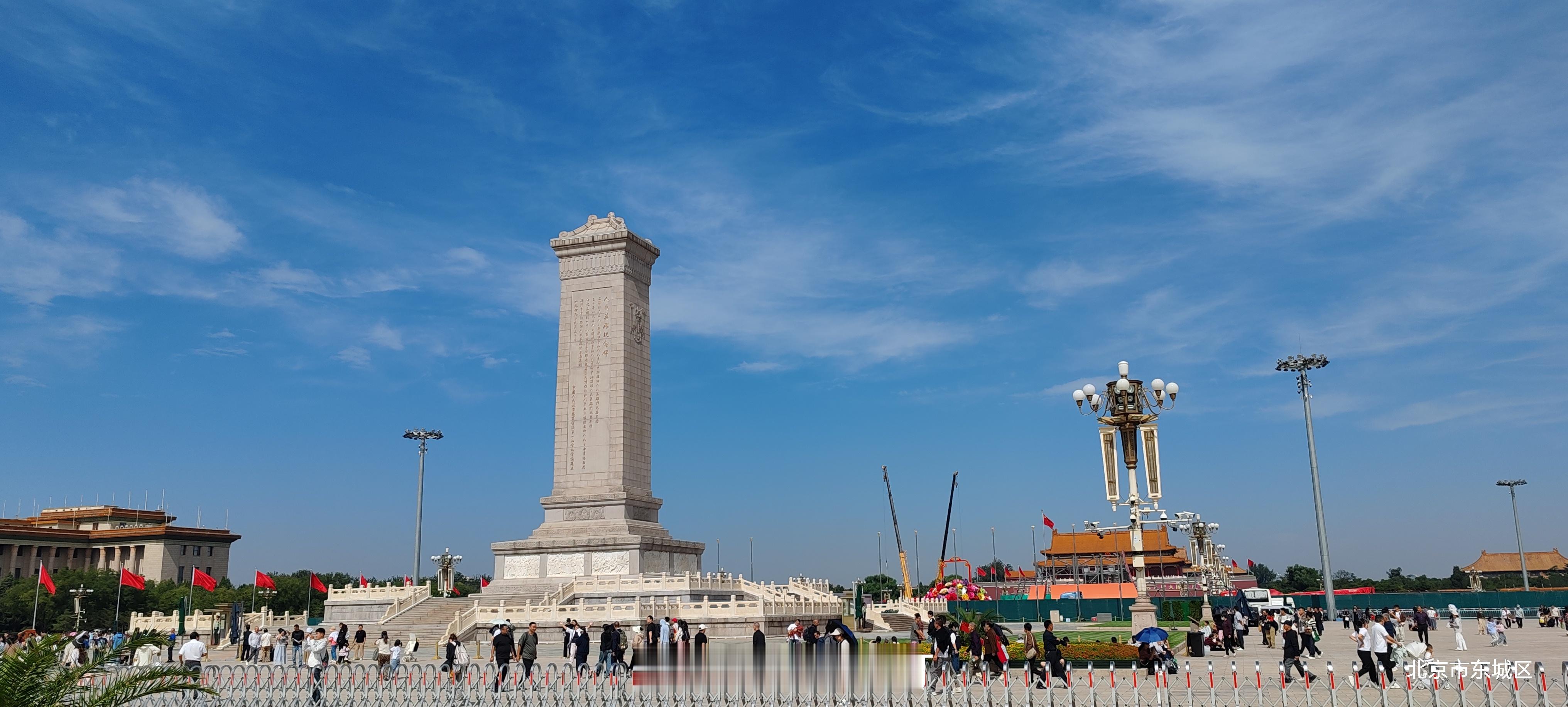 我生于九十年代北方一个重工业城市。城市的轮廓是由高耸的烟囱与庞大的厂区勾勒的，它