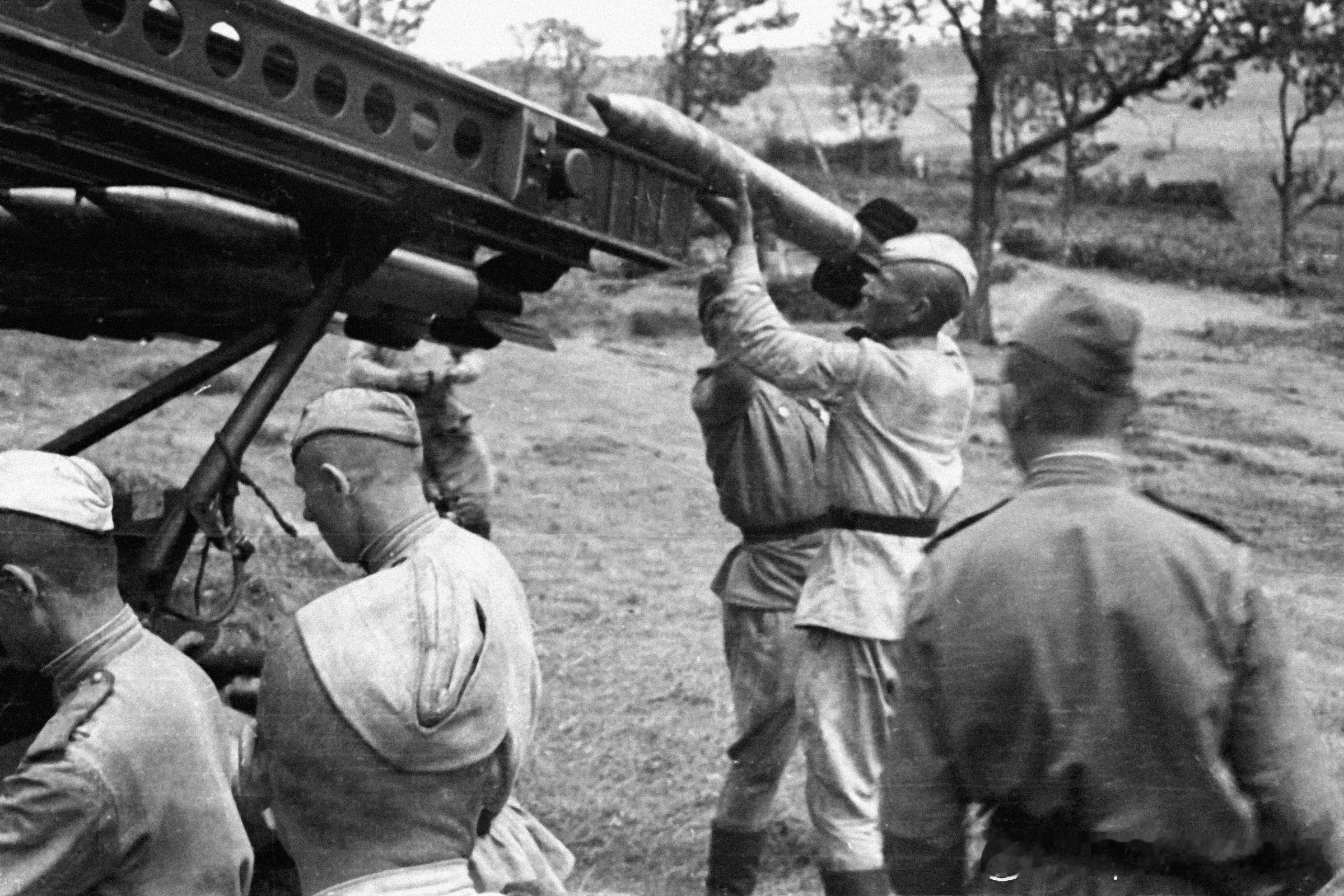 1944年6月白俄罗斯战役中苏军一名士兵给БМ-13型火箭炮装弹军事历史全触达 