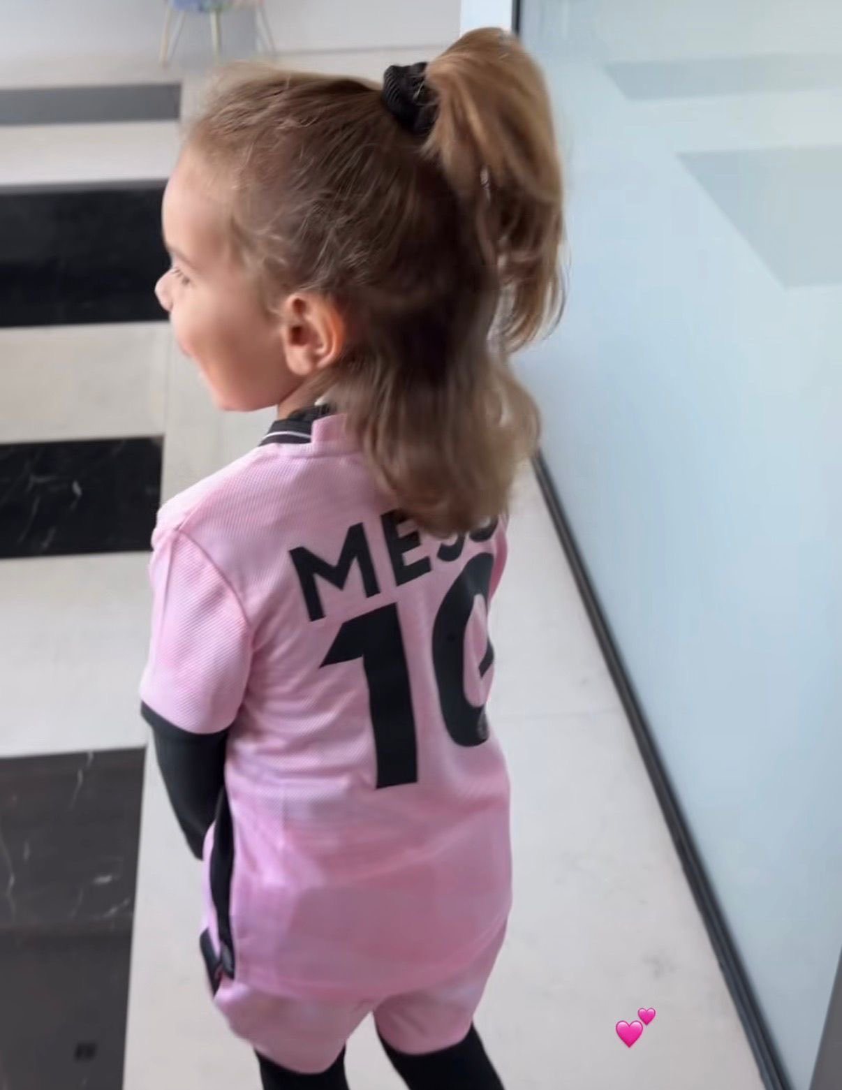 沙特阿拉伯利雅得新月特奥·埃尔南德斯（Theo Hernández）的孩子身穿梅