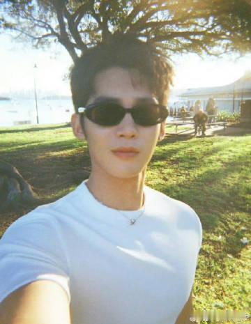 于适用小腿轻推马腹太苏了 谁懂这种心动啊！于适小腿轻推马腹的动作干净利落，苏感满