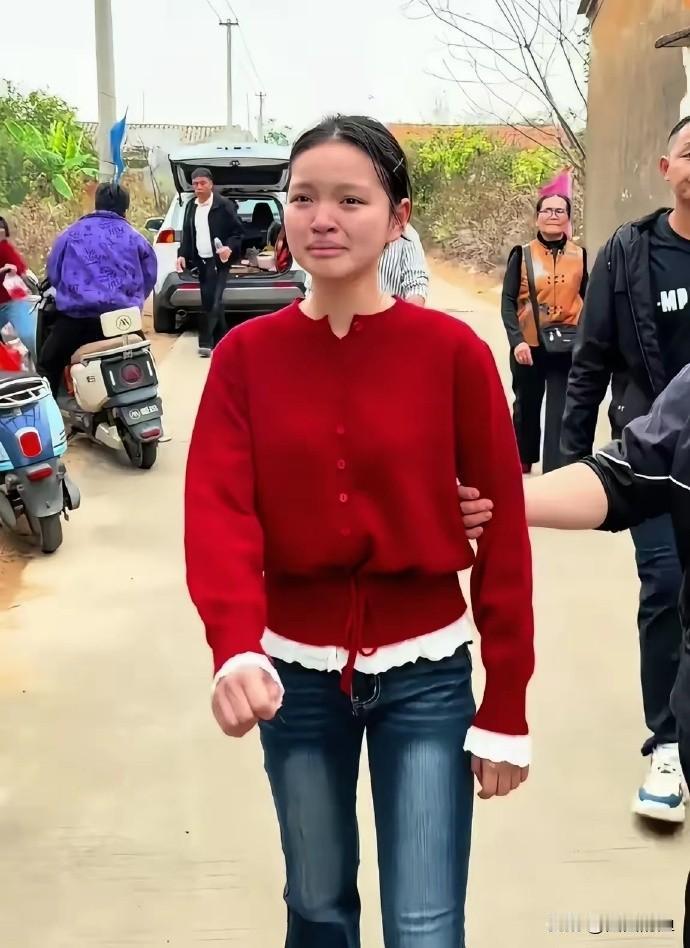 这湛江拾石村的妈祖巡游，本来是件大好事，图个风调雨顺，结果今年闹了个大笑话，真是