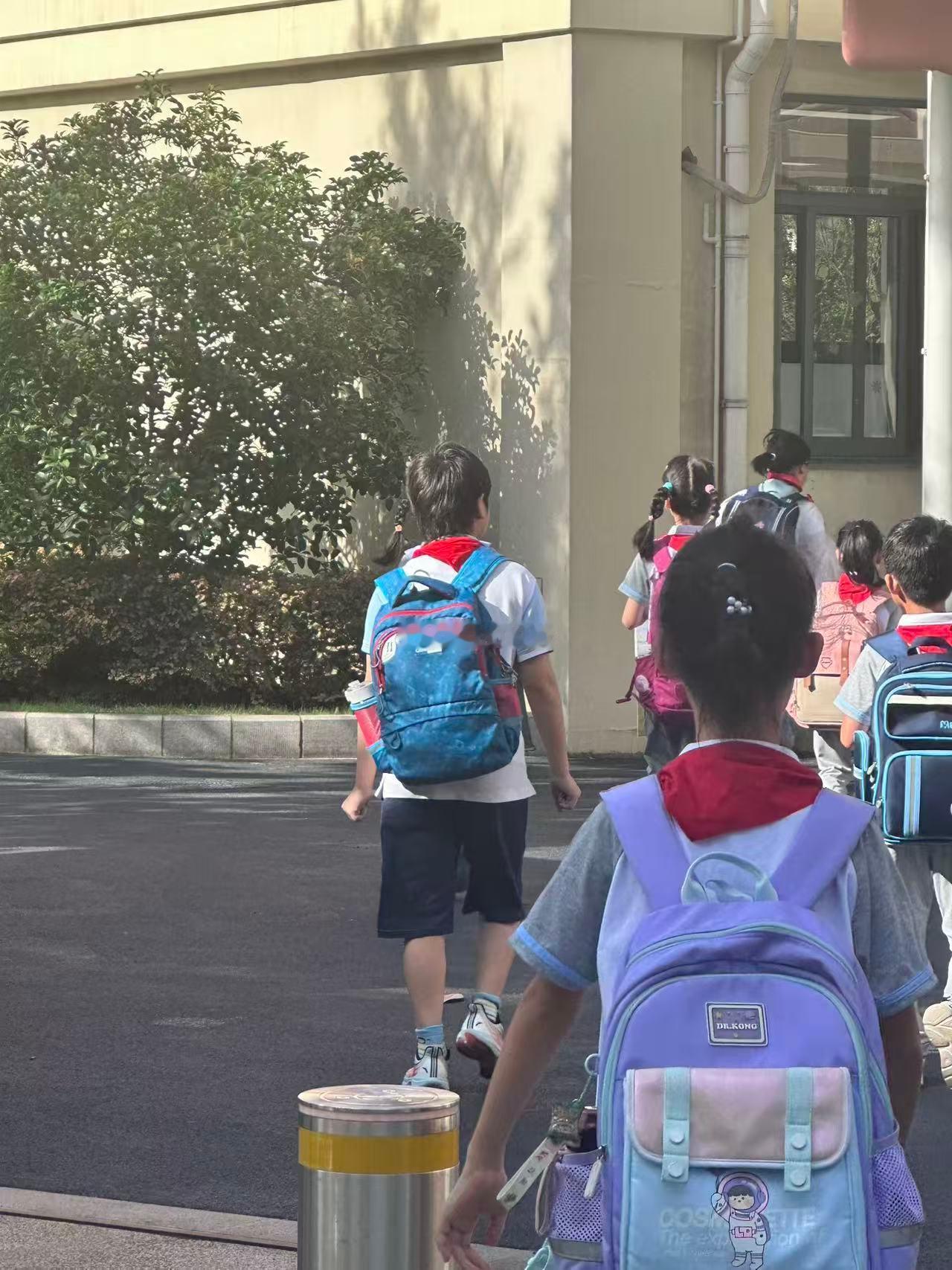 暑假结束了🔚弟弟开学了弟弟上四年级了哥哥下周开学哥哥也是大二的学生了下半年我们
