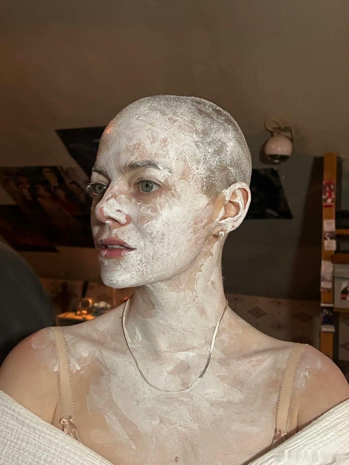 Emma stone艾玛斯通在《拯救地球》的片场释出幕后新图一枚，石头全身涂抹的