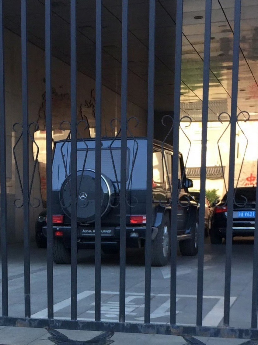 防弹车 整整10年了 10年前 警卫进了一批Alpha的G65防弹车 停在我每天