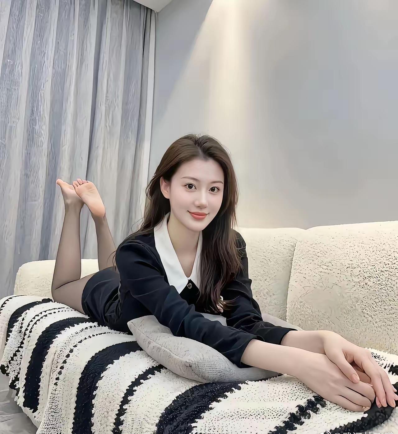 慵懒午后，黑白条纹沙发上的甜美少女