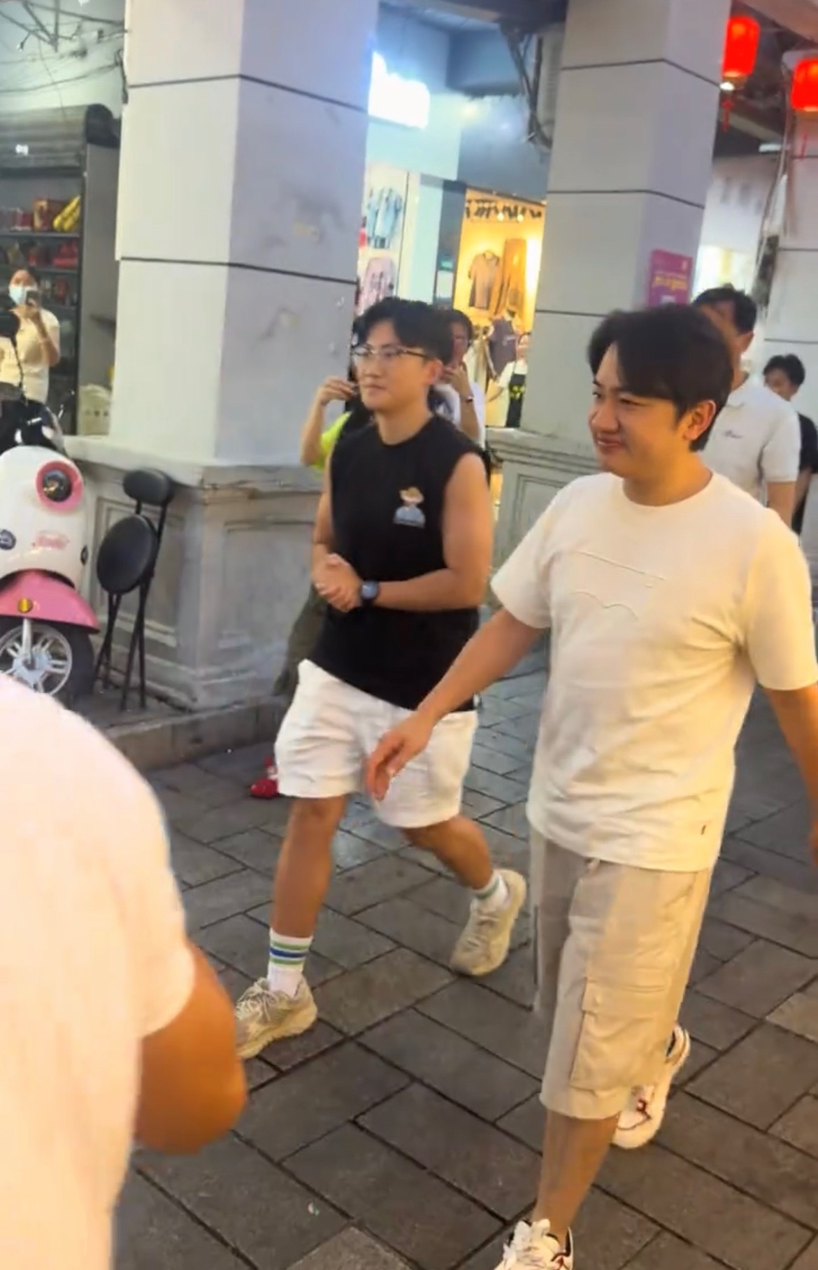 王祖蓝来玉林了今天（6月2日），王祖蓝来玉林了，在十字街。有没有偶遇到了呢？同城