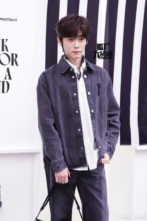 周翊然李卿活动状态周翊然李卿活动生图 周翊然、李卿同场线下活动生图状态，都很帅啊