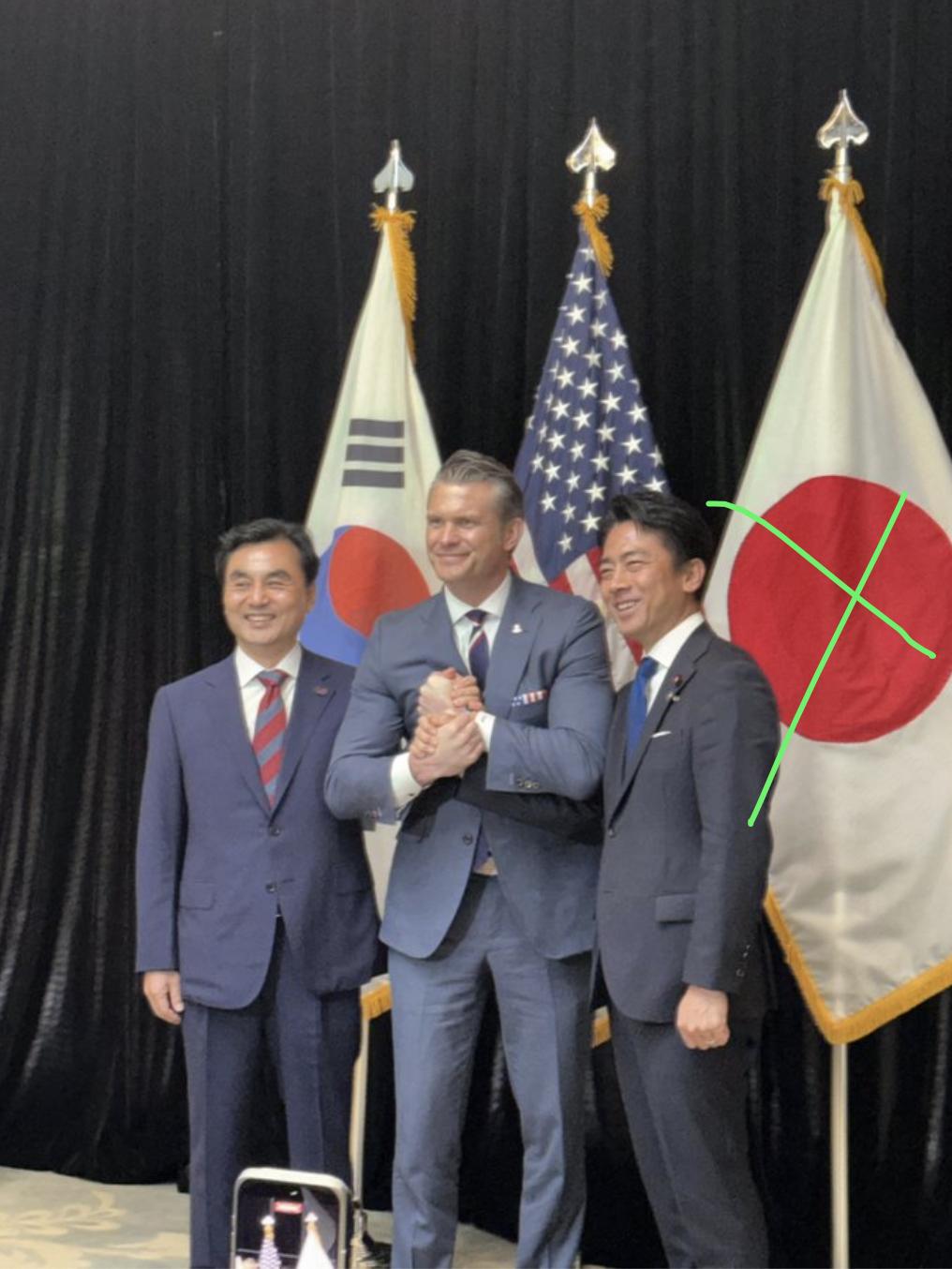 在香格里拉对话会结束前，美国防长海格塞斯与韩日防长合影，海排长把韩日防长的手抱在