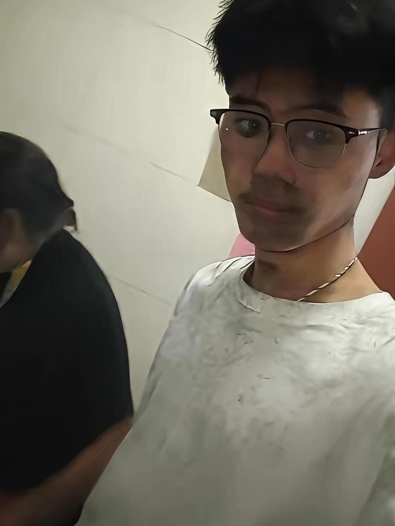 一个满脸黑灰的少年火了！他获得200万网友点赞视频里的细节让人感动。

视频里小