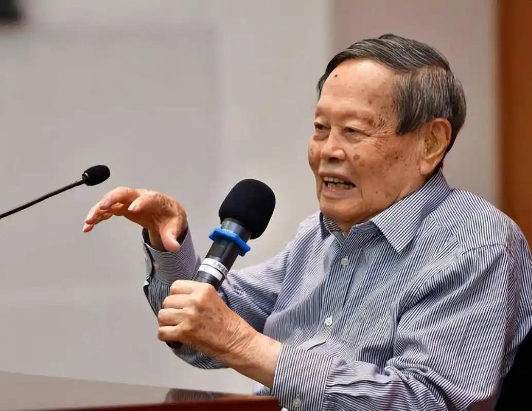 杨振宁将清华薪资，诺贝尔奖金捐献出来，看到金额，才知道多伟大

2003 年，8