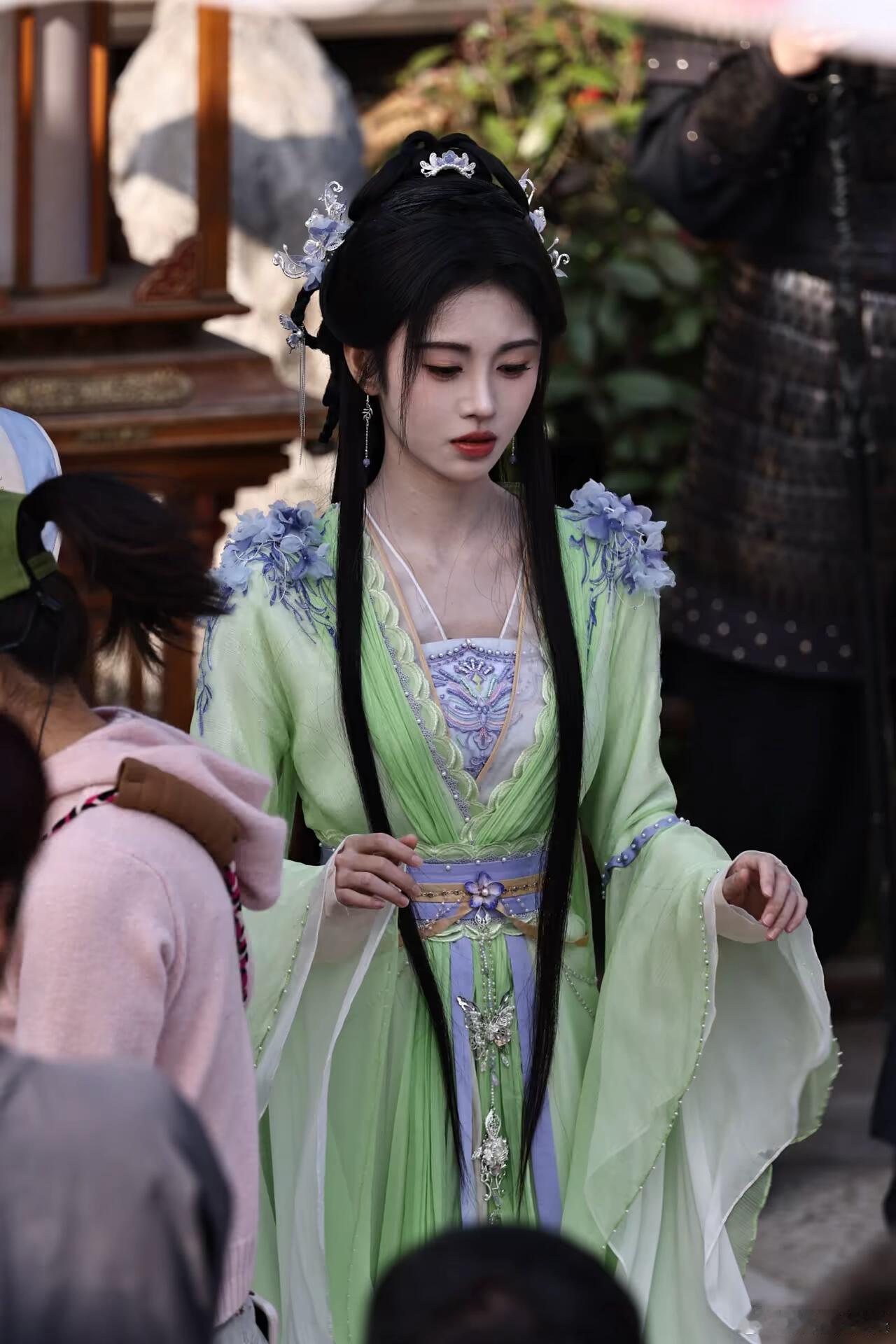 鞠婧祎发量被怀疑戴了假发片难怪大家都会误会她，蓬松茂密的发质太过出众。还好妆发老