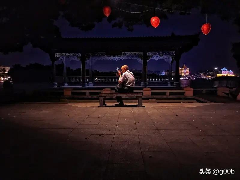 别人叫你阿姨或大叔你会不高兴吗不会，叫大叔叫阿姨都长辈称呼，可以理解，但叫小老头