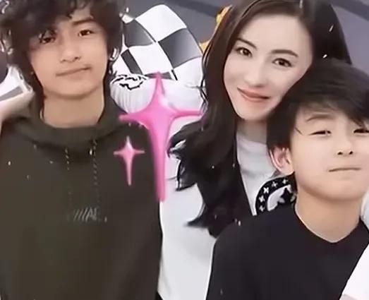 《十三年烟火，她把岁月熬成了孩子的光》
 
十三年，足够让一个蹒跚学步的孩童长成