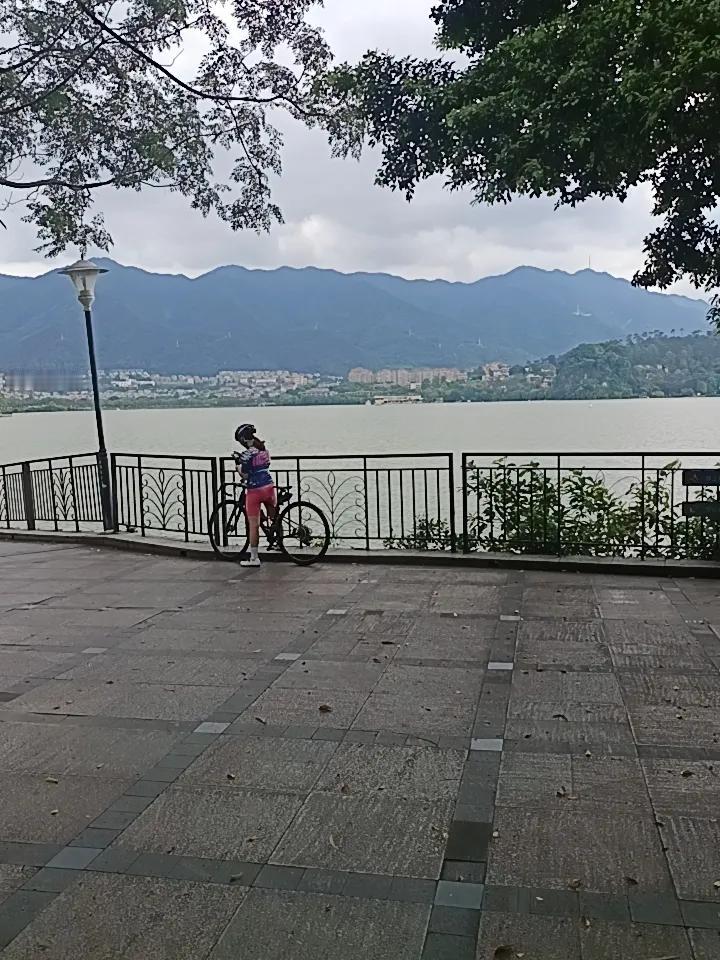 我在肇庆的星湖
发现一个很严重的问题
但不知道怎么说才好






你敢相信吗