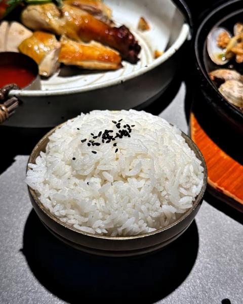 7名游客爬完山到一家餐馆吃饭，点了3盆米饭和一些菜。谁知，在结账时，其中一游客发