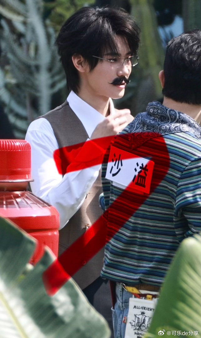 张真源戴胡子了奔跑吧