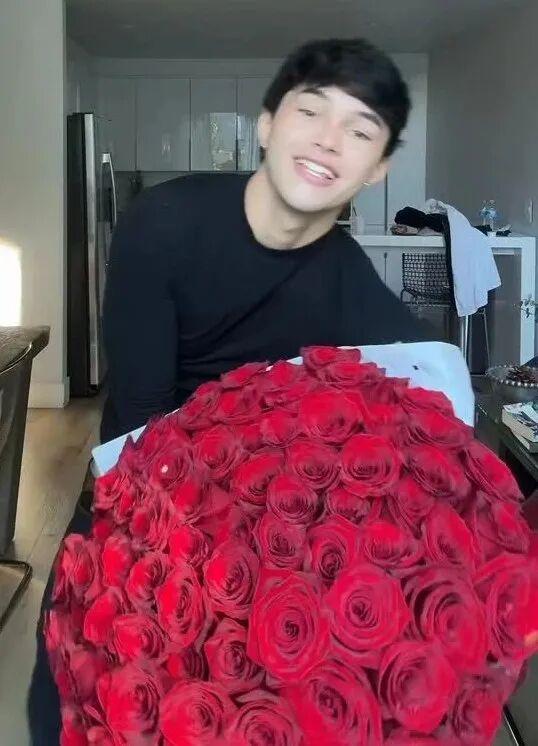 他在最狼狈的时候，曾经被前男友打到头破血流、住进医院；他也曾经以为嫁给豪门就是人