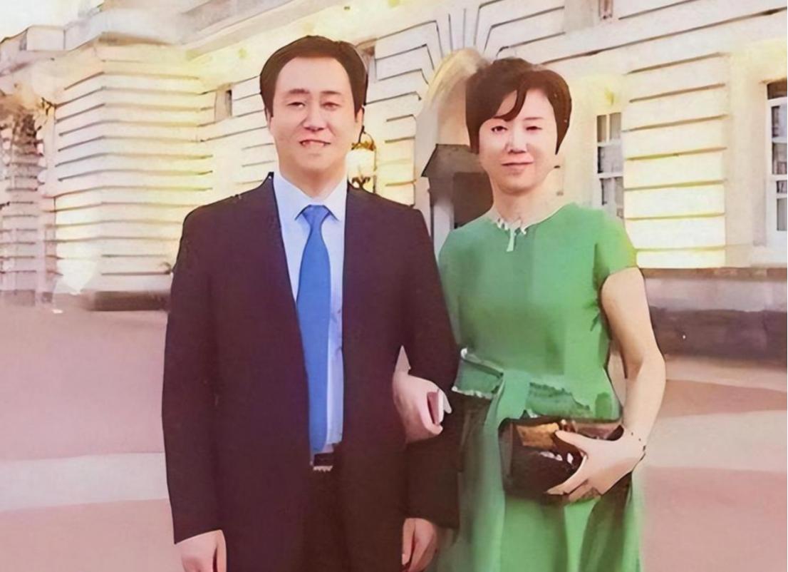 许家印人财两空，前妻携小30岁英国新欢居豪宅，资产冻结跑路！
 
从2900亿元
