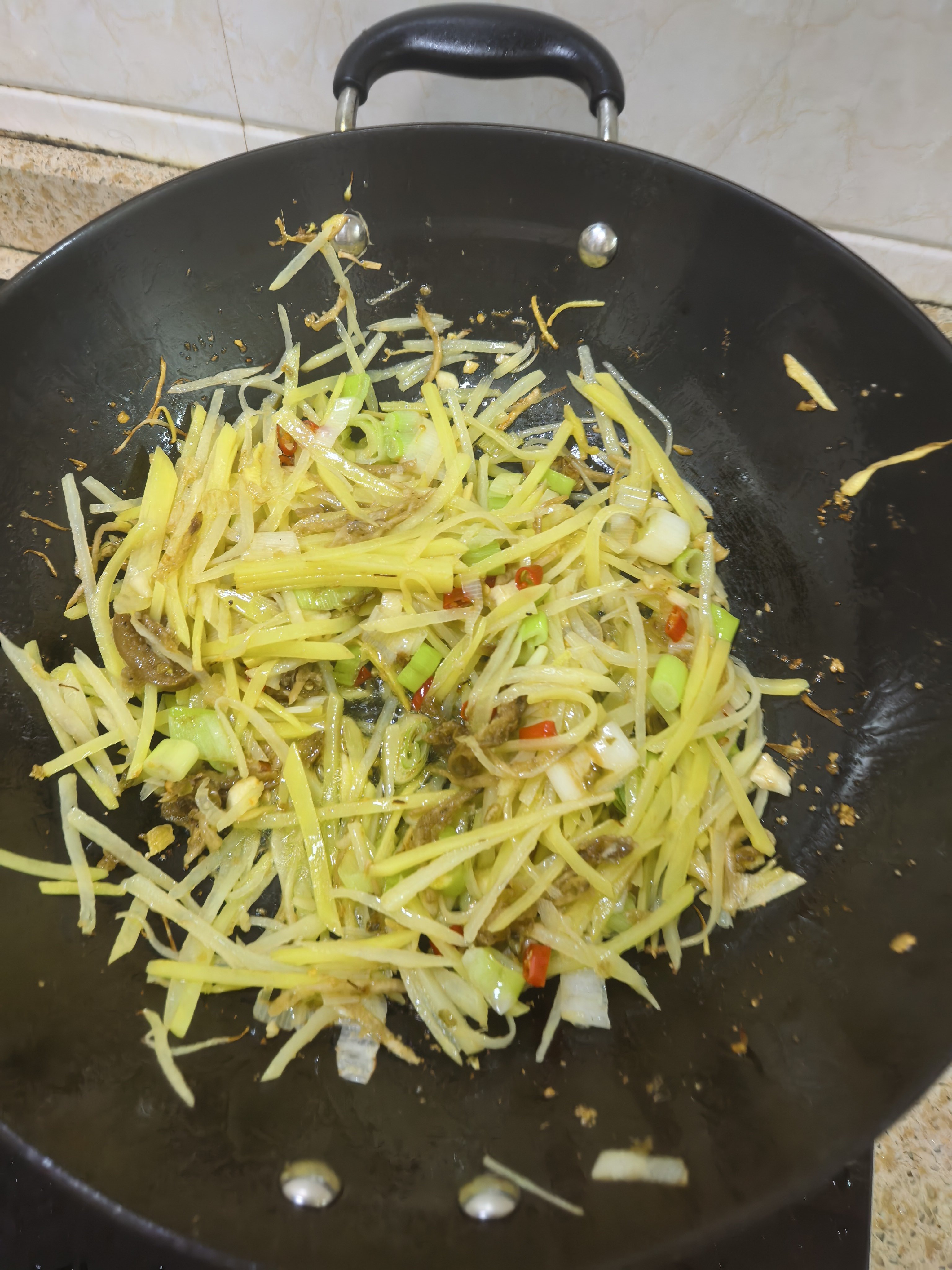 这个土豆丝真的超级好吃，切土豆丝，炒土豆丝，是专业的 