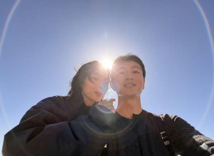 金大川晒与雎晓雯合照 除夕夜金大川晒与雎晓雯合照，甜蜜氛围拉满，这波狗粮我吃了。