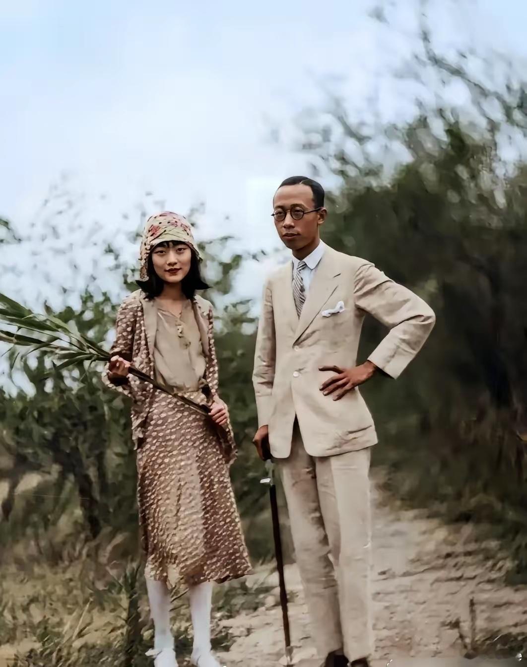这是溥仪和婉容结婚不久之后，在北平颐和园游览时，留下的一张十分罕见的合影。 