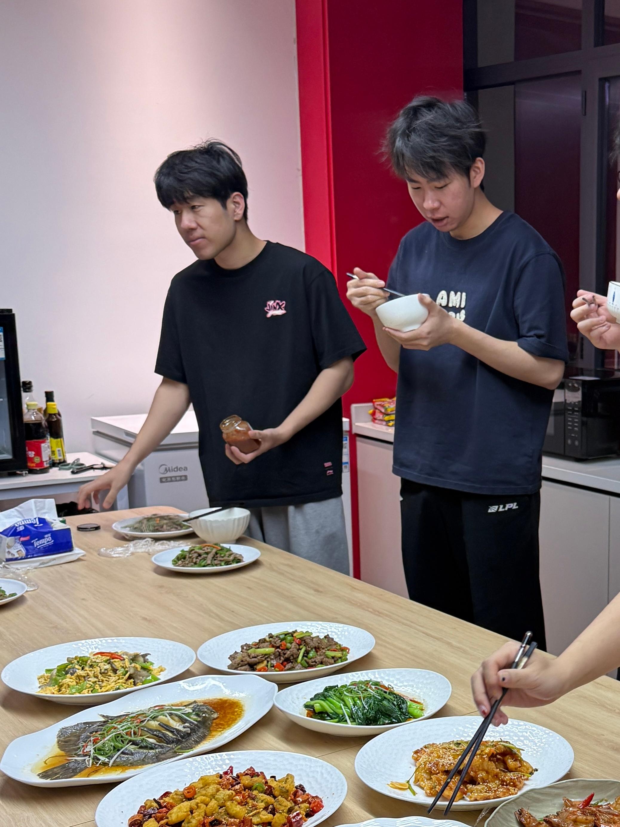 JDG分享队员晚饭聚餐照片：GALA有了减脂餐搭子